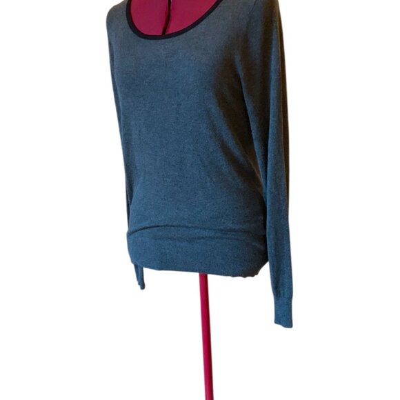 TWIK - Gray with black trim - Sweater with Bows in Back long sleeves - Large - Picture 6 of 12